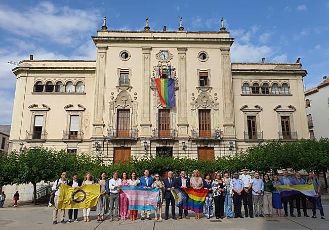 Acto del Ayuntamiento, y la bandera arcoíris en la fachada del edificio