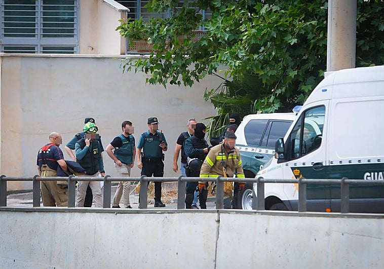 Efectivos de la Guardia Civil y Bomberos en la zona del atrincherado de La Zubia.