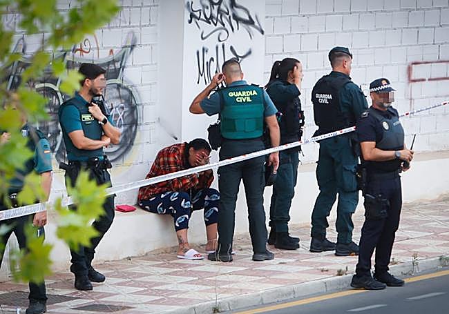 La Guardia Civil con una vecina.