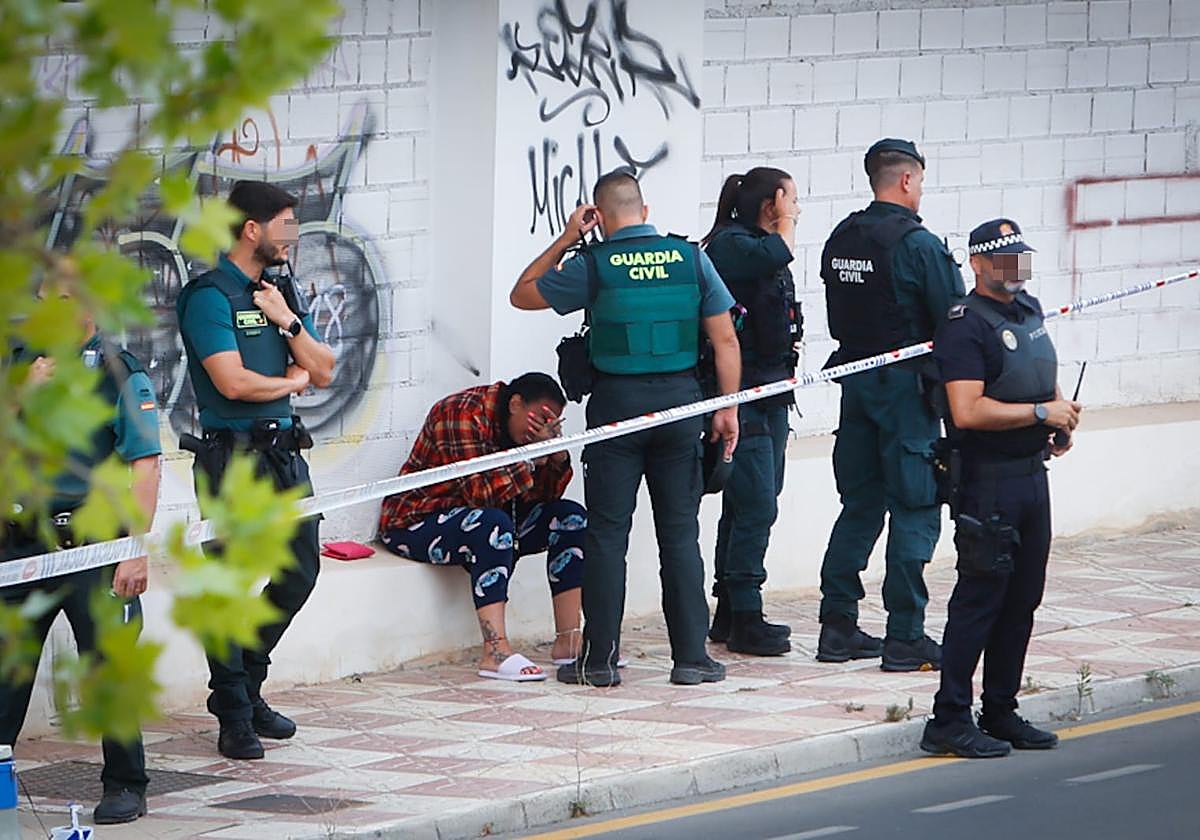 La Guardia Civil con una vecina de la zona.