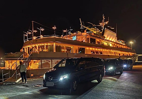 Varios VTC fueron al muelle a recoger a las pasajeras y sus acompañantes.