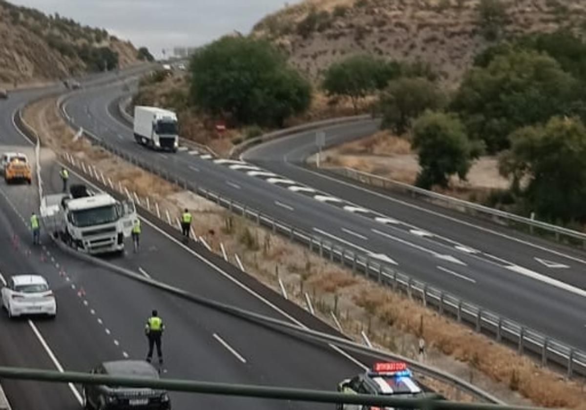 Camión cruzado en al A-92.