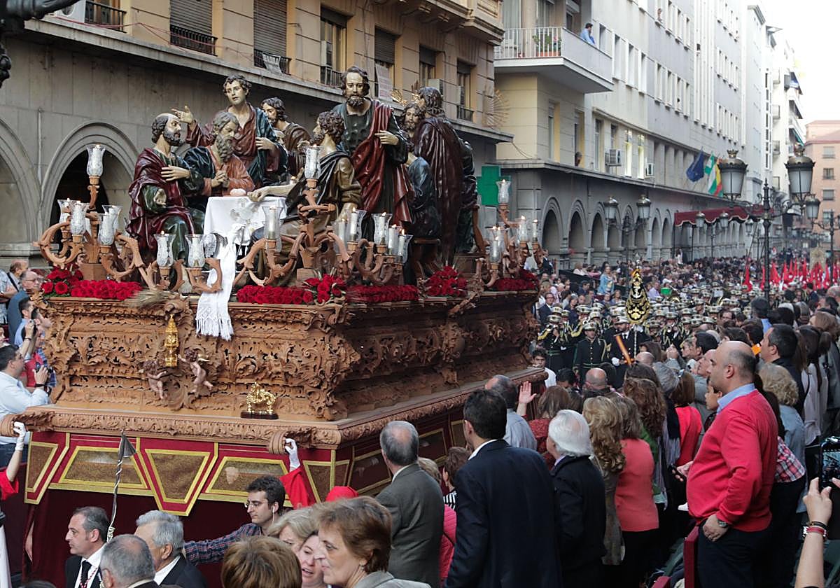 La hermandad de la Santa Cena recorre la carrera oficial granadina un Domingo de Ramos.