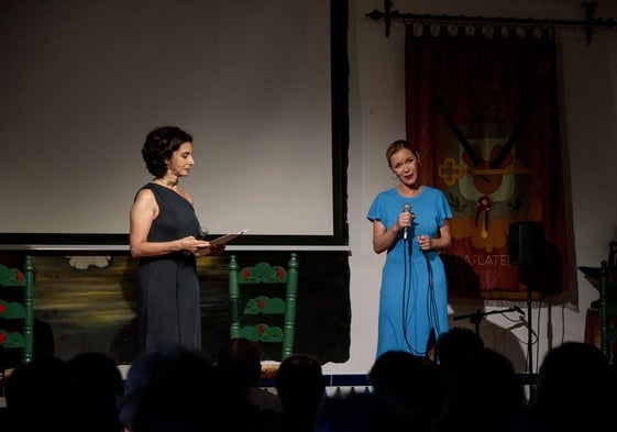 María Esteve se dirige al público durante el evento en la Platería.