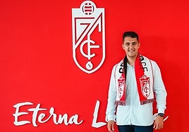 Arturo Ruiz posa como nuevo entrenador del Granada femenino.