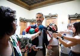 Ramón Fernandez-Pacheco atiende a los medios de comunicación en la Delegación de la Junta.