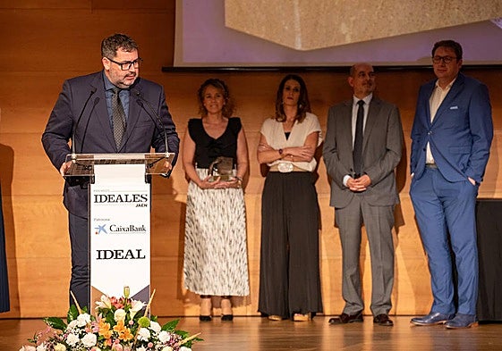 Andrés Rodríguez, director general de Macrosad, agradece el premio, arropado por compañeras y compañeros de su equipo.