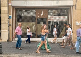 El local de un negocio de moda que se ha quedado vacío, tras el cierre por jubilación, en la calle San Antón.