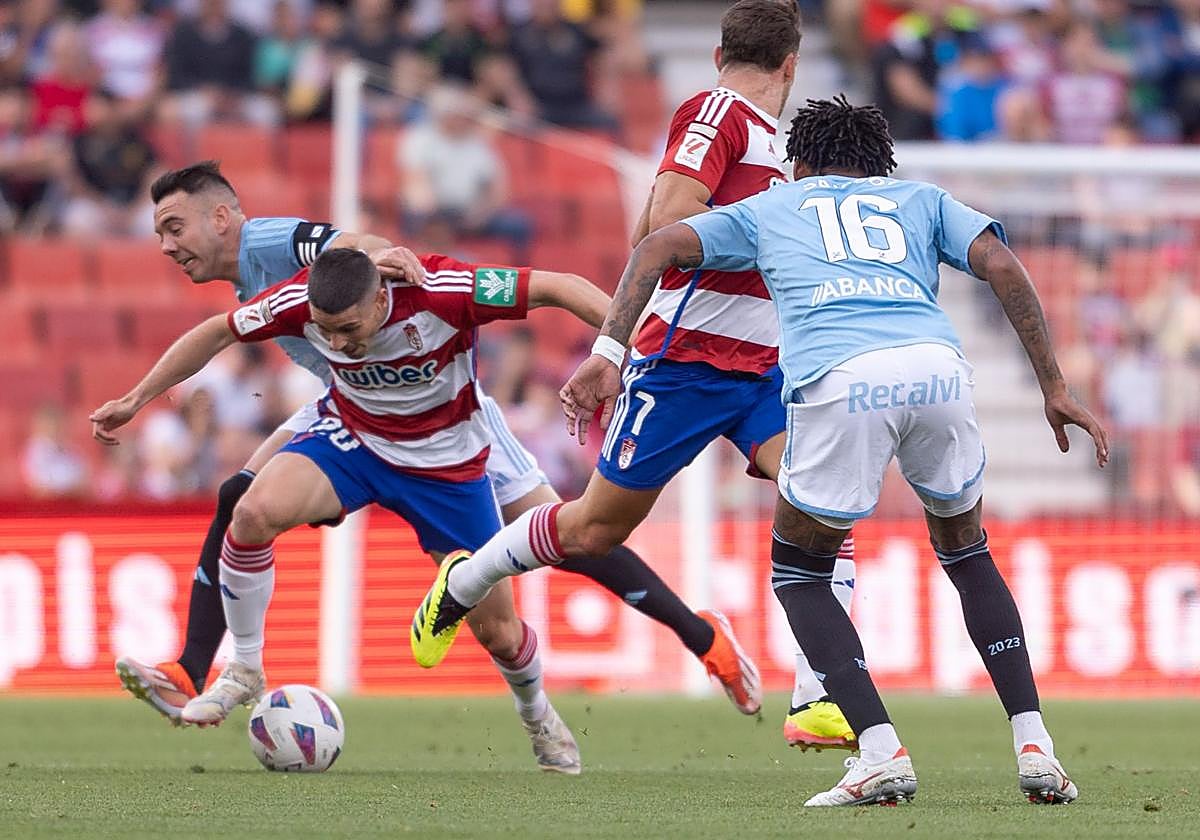 Sergio Ruiz protege un balón durante el partido contra el Celta con Lucas Boyé delante.