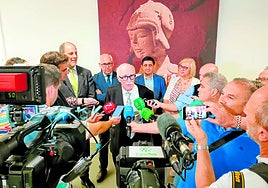 El catedrático Arturo Ruiz y las autoridades atendieron a la prensa ayer en el Museo Ibero de Jaén.