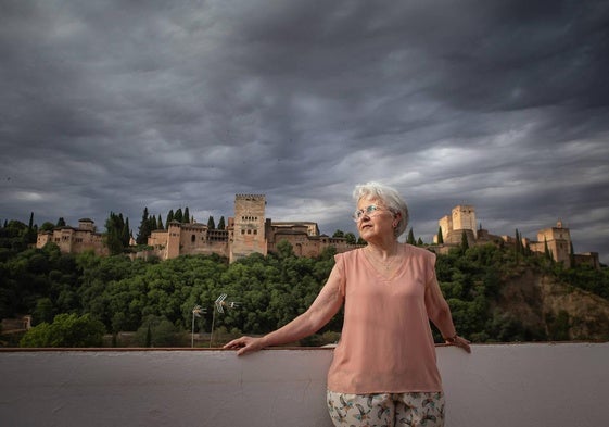 Azotea de la casa estudio de Victoria Mir y José Bigorra, con una impresionante panorámica de la Alhambra.