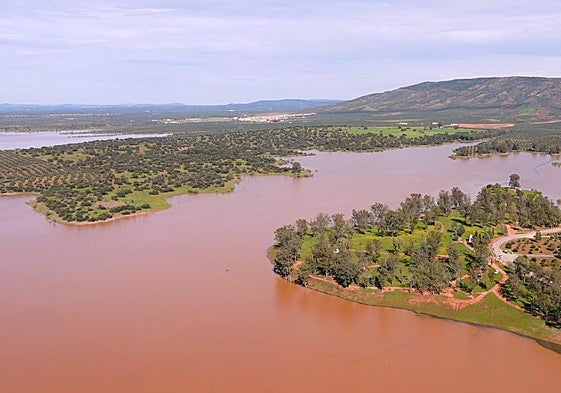Panorámica del pantano de Guadalén.
