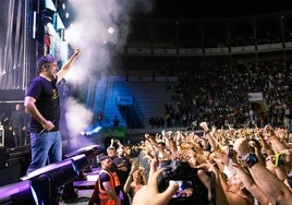 La banda Estopa llena la Plaza de Toros de Granada en un concierto resumen de sus 25 años de carrera.