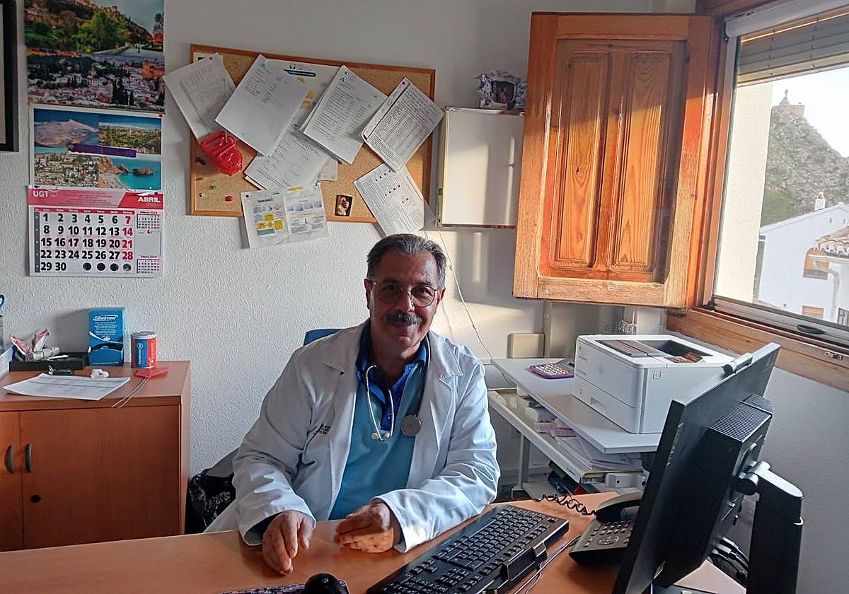 El doctor José Enrique Martín, médico de familia en Castrl.