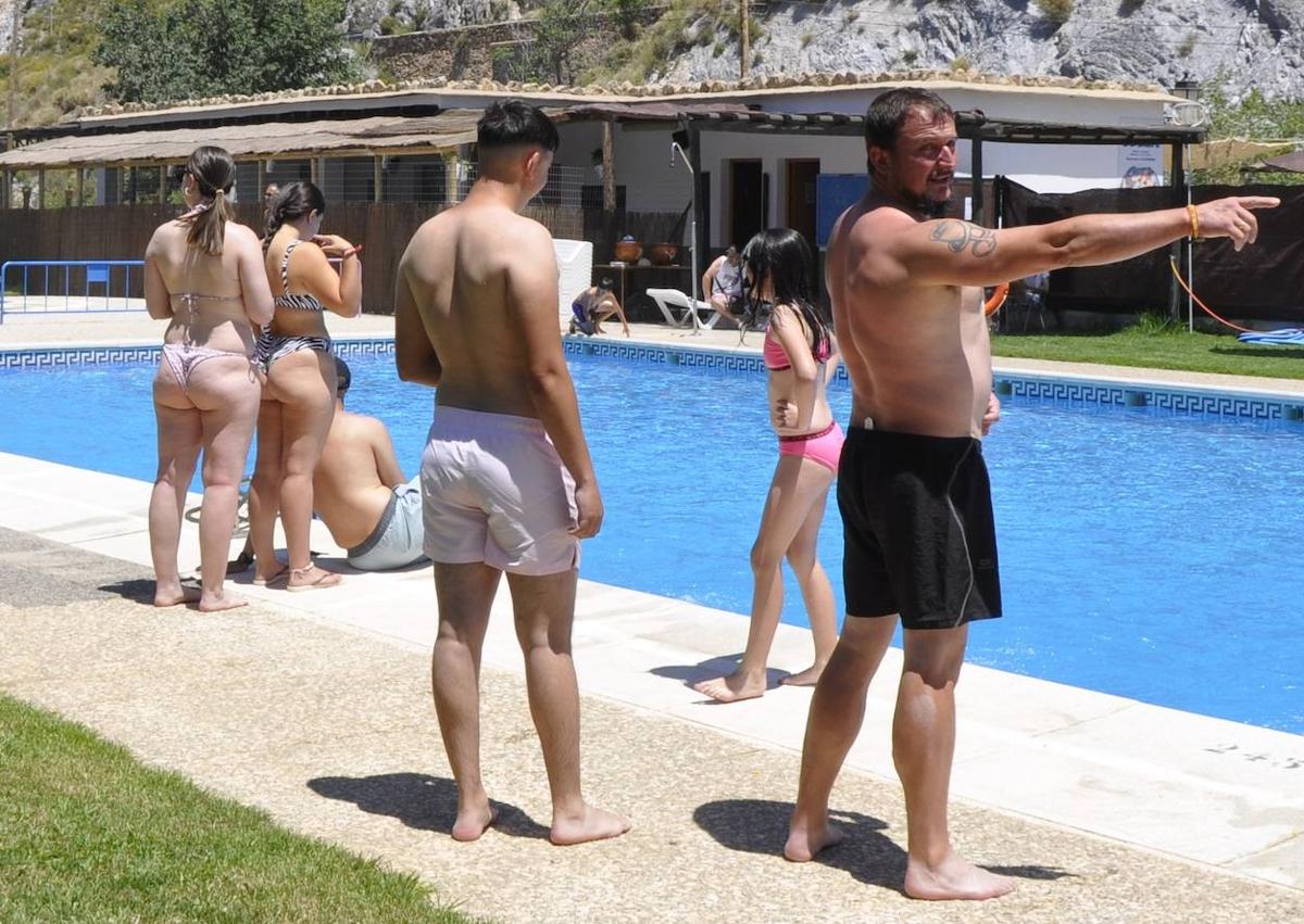 Imagen secundaria 1 - El pueblo de Granada que ha creado una aldea de Astérix y Obélix en su piscina