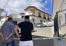 Zona acordonada para impedir el paso al lugar del crimen.