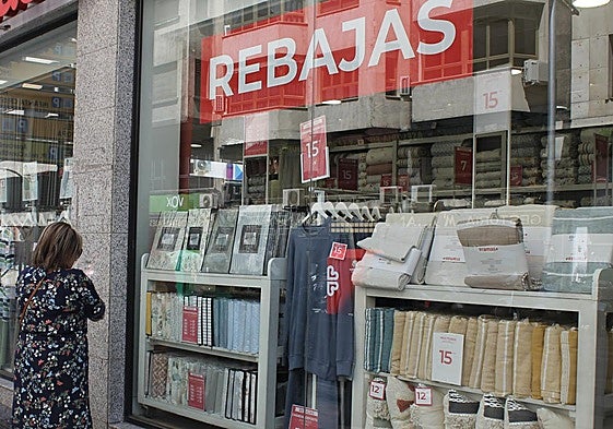 Escaparate anunciando las rebajas
