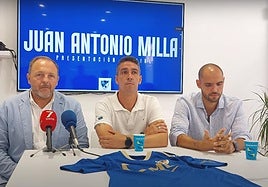 Luis Vera y Cristian Sanz, flanqueando a José Antonio Milla en su presentación