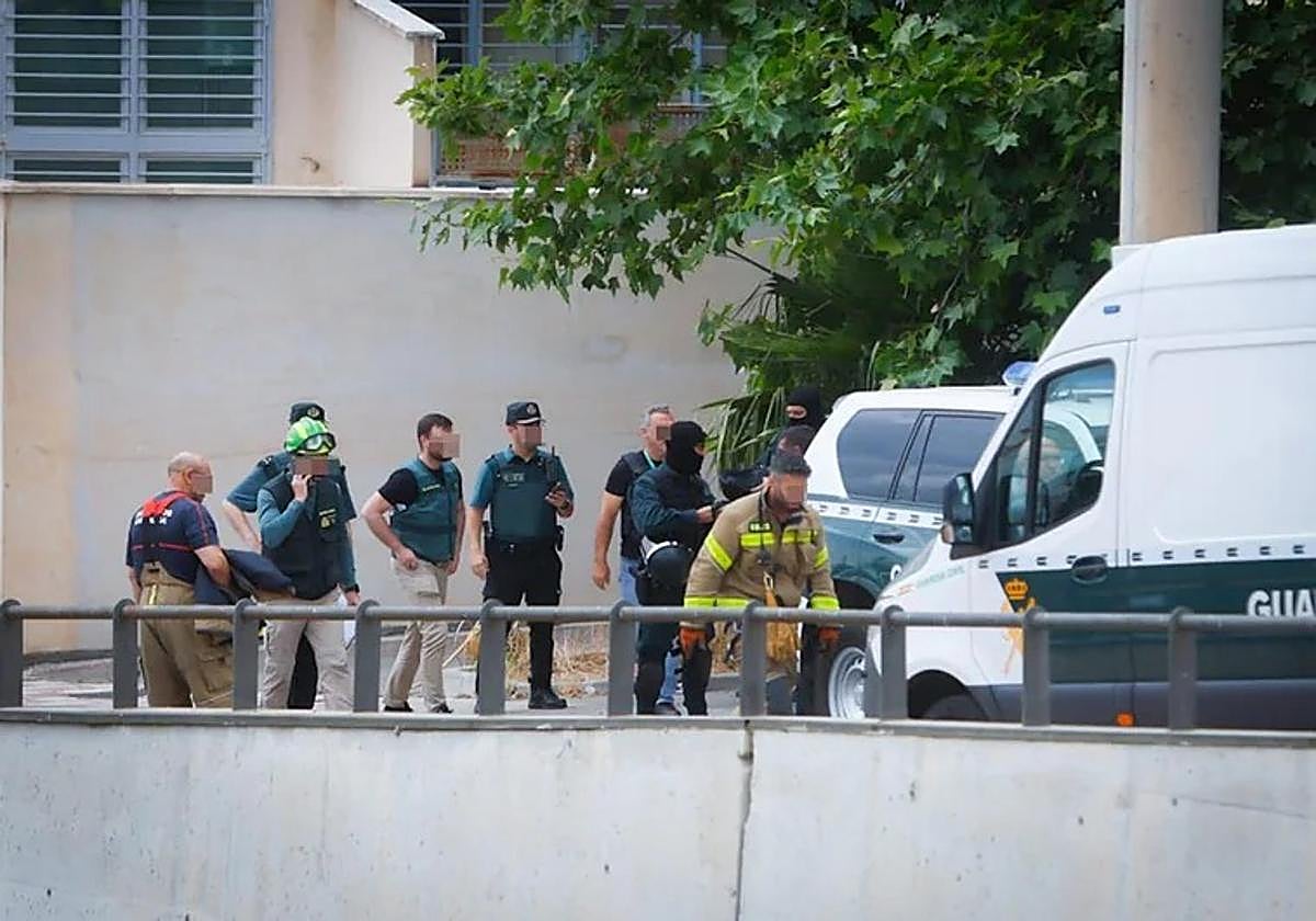 Efectivos de la Guardia Civil y Bomberos en la zona del atrincherado de La Zubia