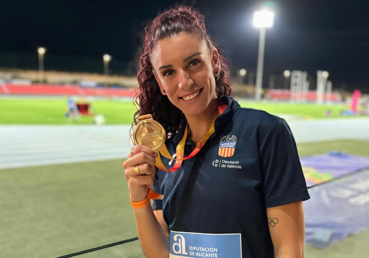 Laura Bueno posa con su medalla de oro obtenida en La Nucía con el relevo largo.