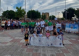 Manifestación por las calles de Lopera la tarde de este domingo.
