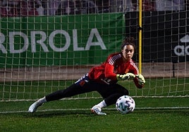 María Valenzuela se lanza a detener un disparo en un entrenamiento con la selección española.