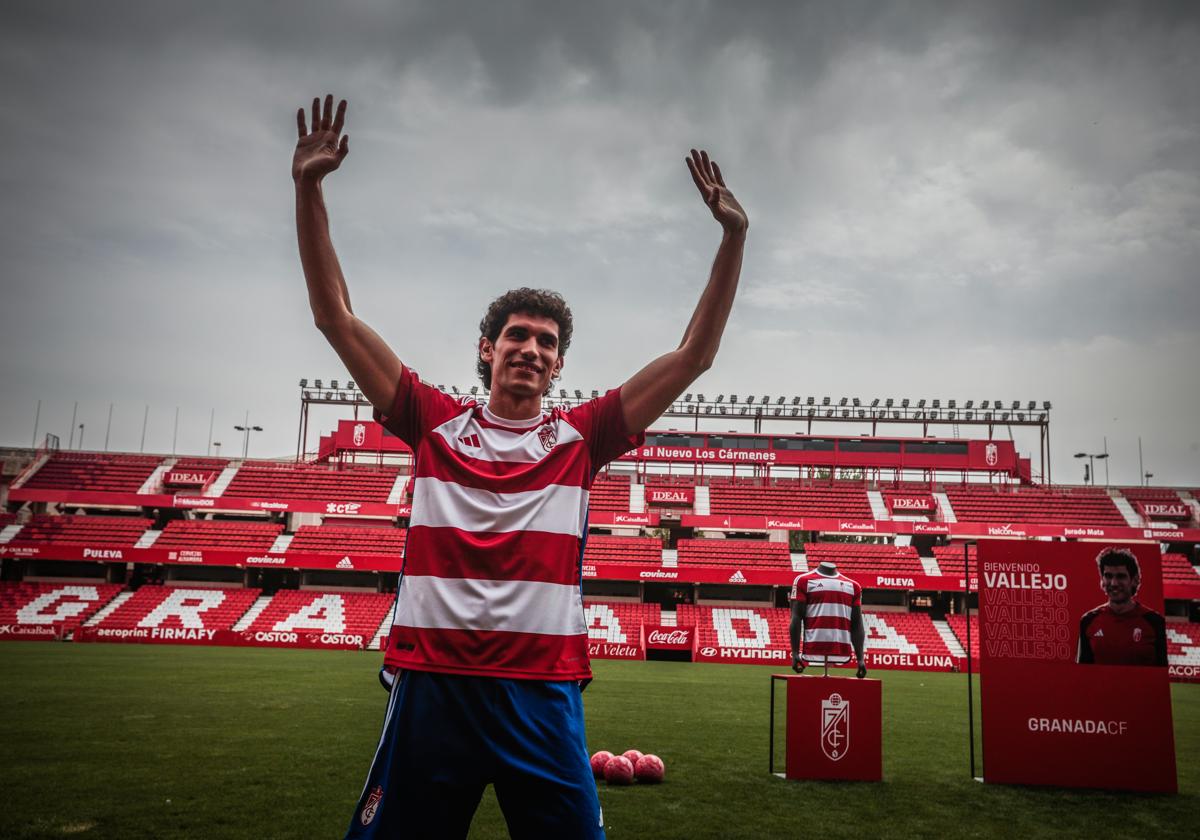 Jesús Vallejo, durante su presentación en Los Cármenes.