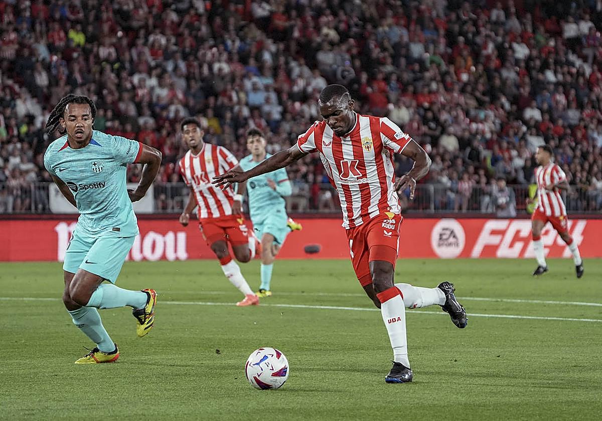 Bruno Langa intenta el disparo ante Koundé.