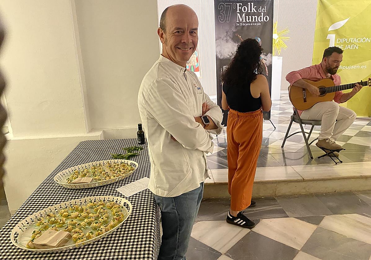 Marcos Reguera en la degustación, y al fondo Ángel Romero a la guitarra