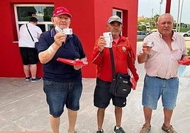 Asiduos aficionados rojiblanos que son los primeros en 'firmar' su contrato.