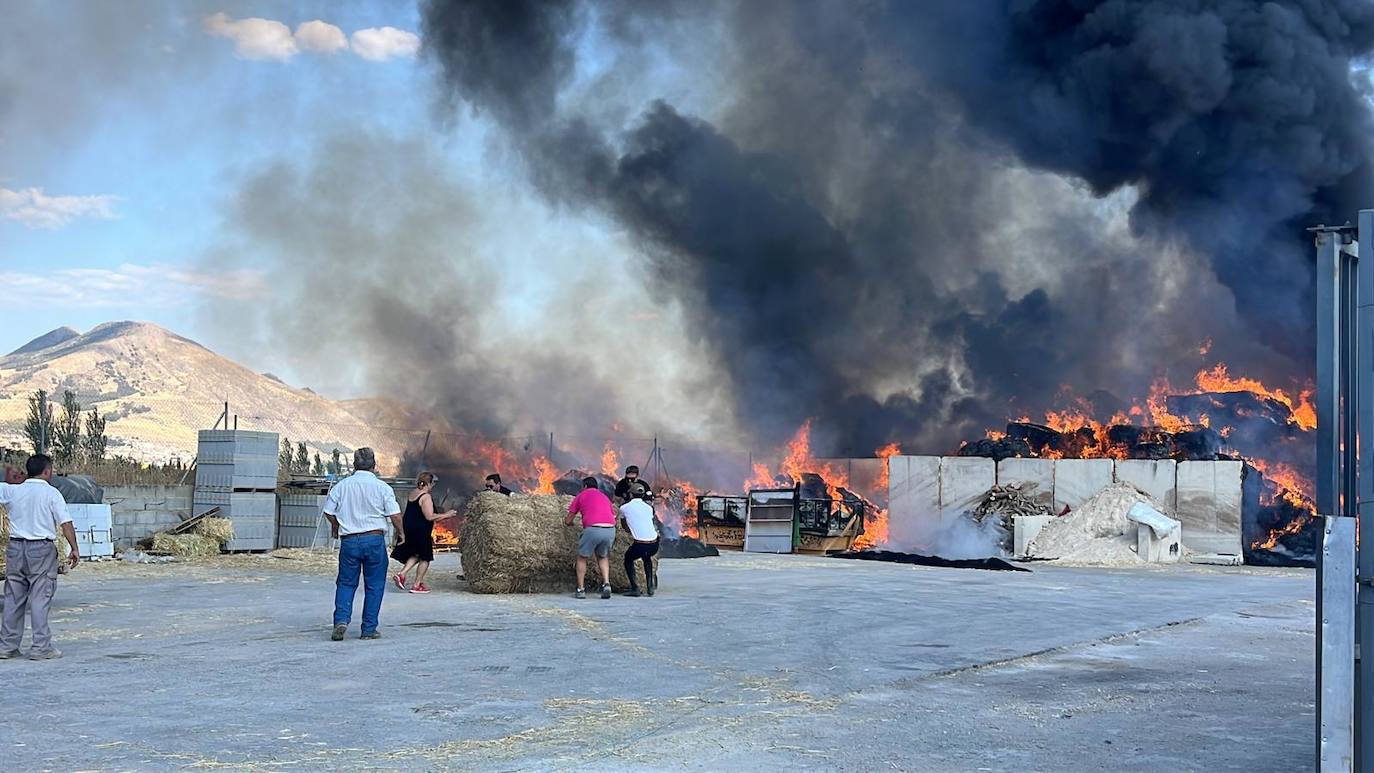 Las imágenes del incendio en Pinos Puente