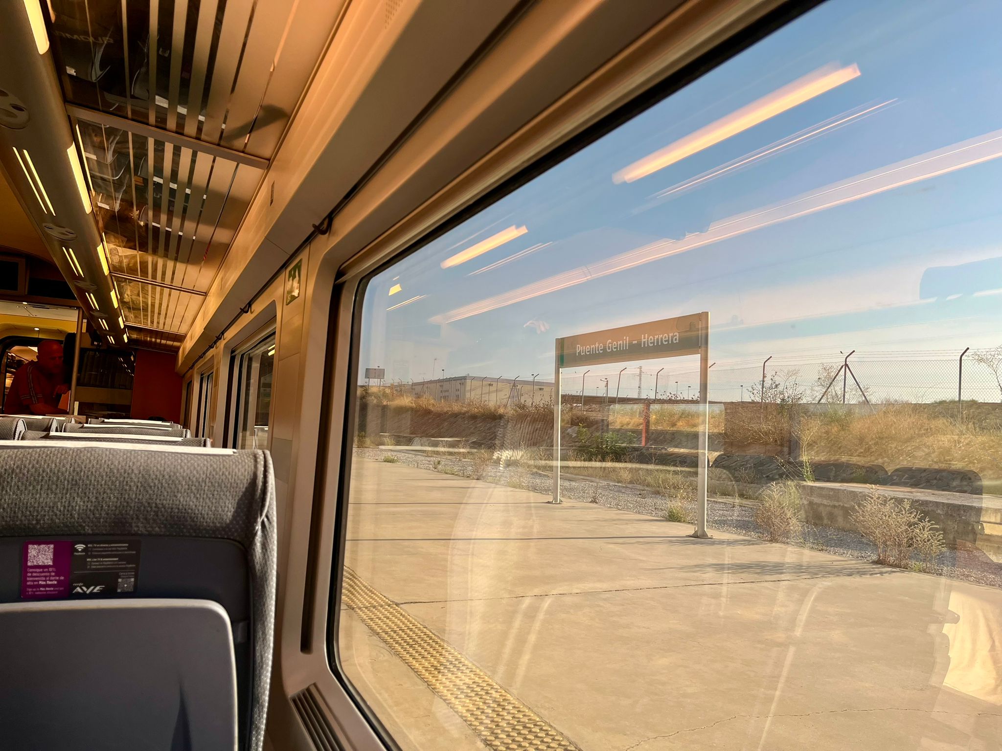 AVE de Granada a Madrid parado en la estación de Puente Genil