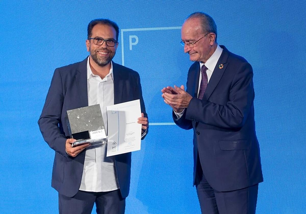 Alejandro Muñoz Miranda recibe un premio anterior de manos del alcalde de Málaga