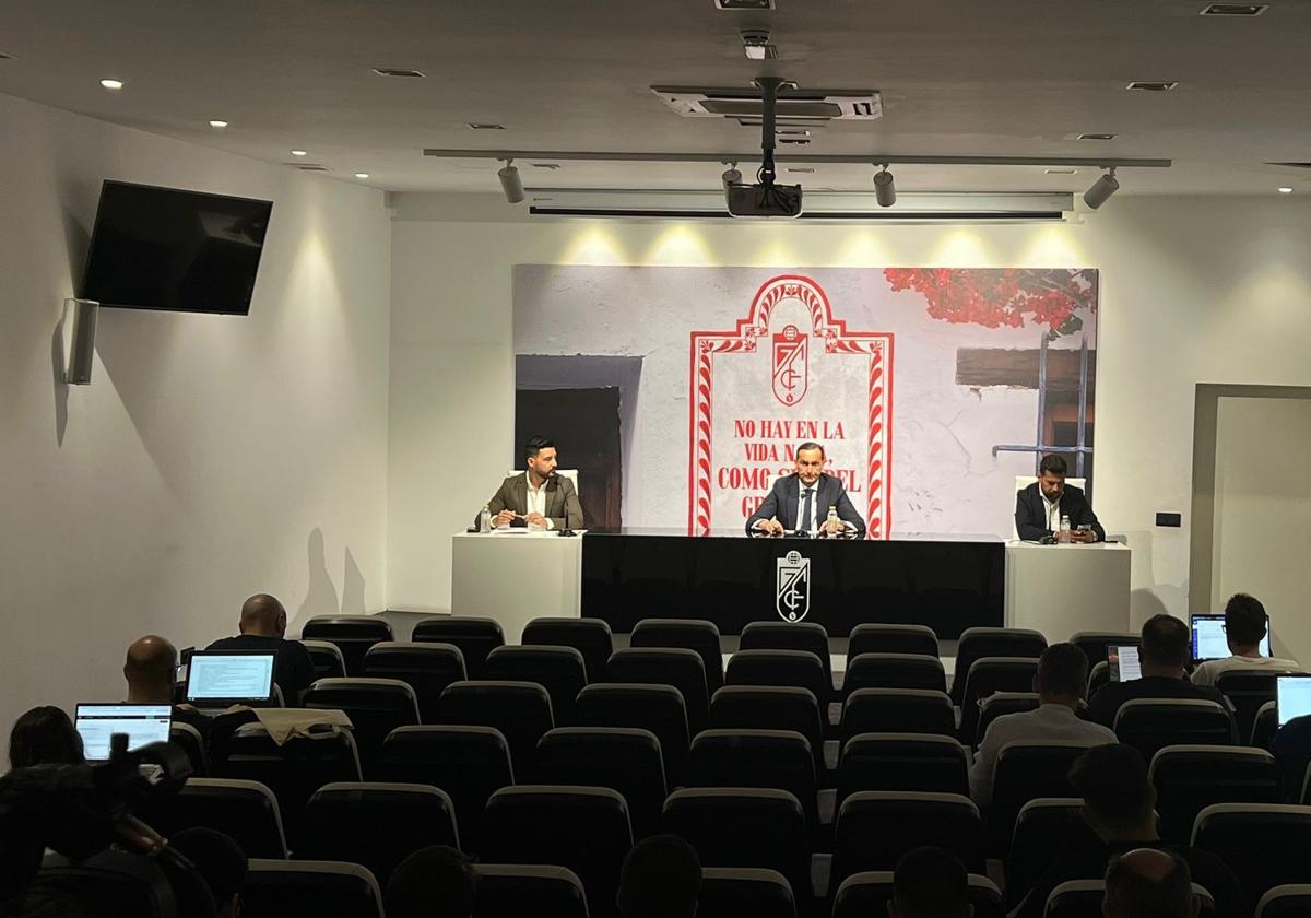 El director general del Granada, Alfredo García Amado, en rueda de prensa este martes