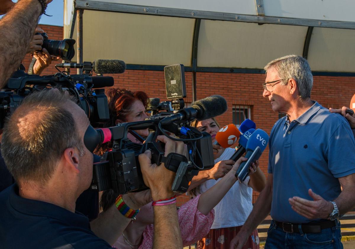 El ex director general de la Agencia IDEA Miguel Ángel Serrano en su salida este martes de la cárcel de Sevilla.