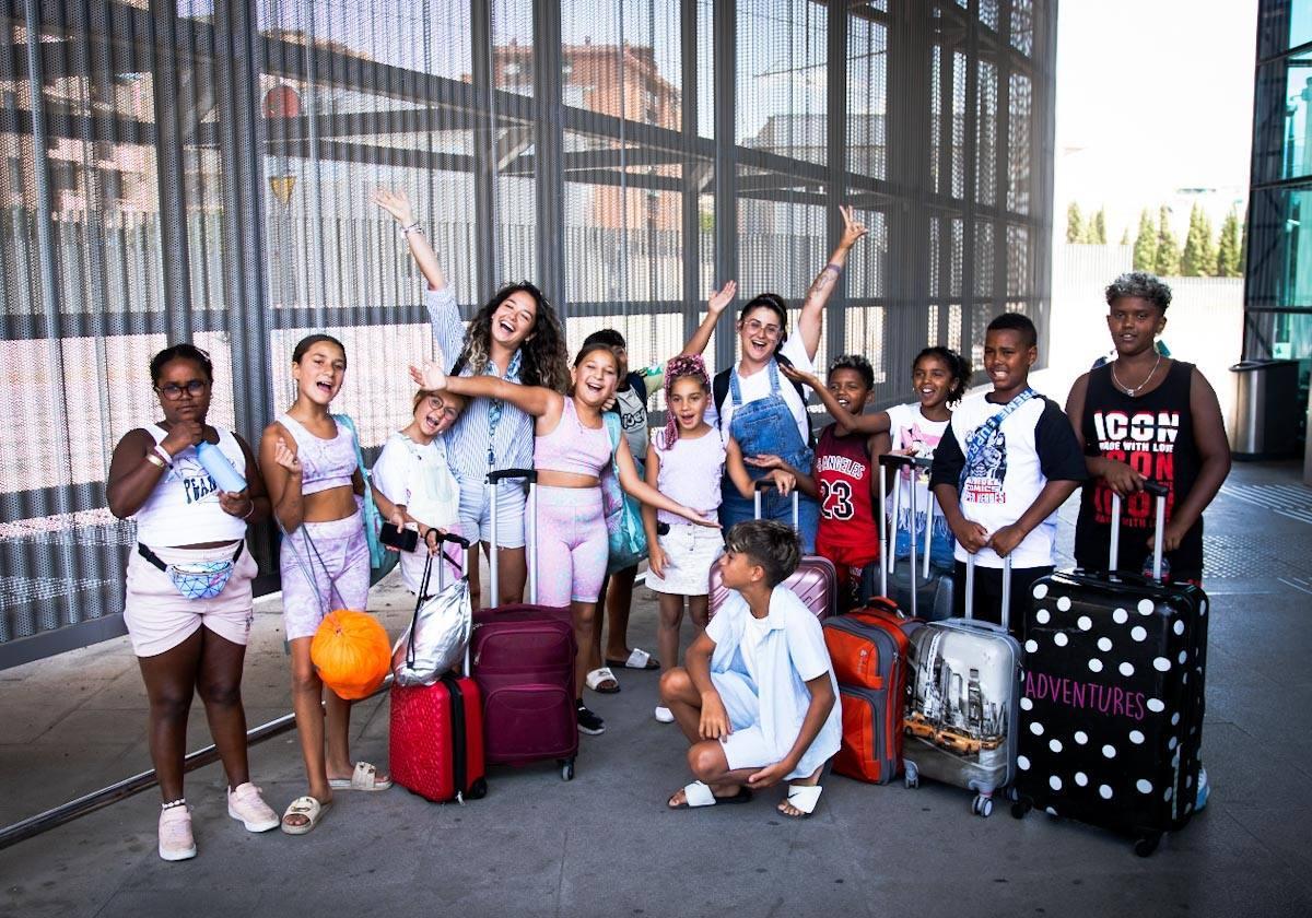 Los alumnos de Granada en la estación de tren antes de partir de viaje-