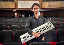 Pedro Osuna posa con su teclado en el interior del cine Madrigal, donde conversará con los espectadores.