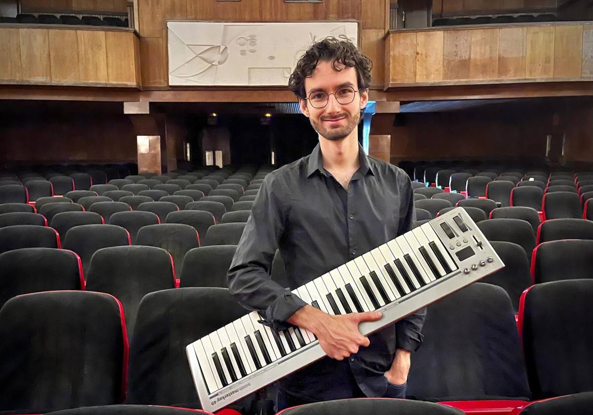 Pedro Osuna posa con su teclado en el interior del cine Madrigal, donde conversará con los espectadores.