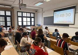 Estudiantes que se examinan de la PEvAU en convocatoria extraordinaria en la sede de la UAL.