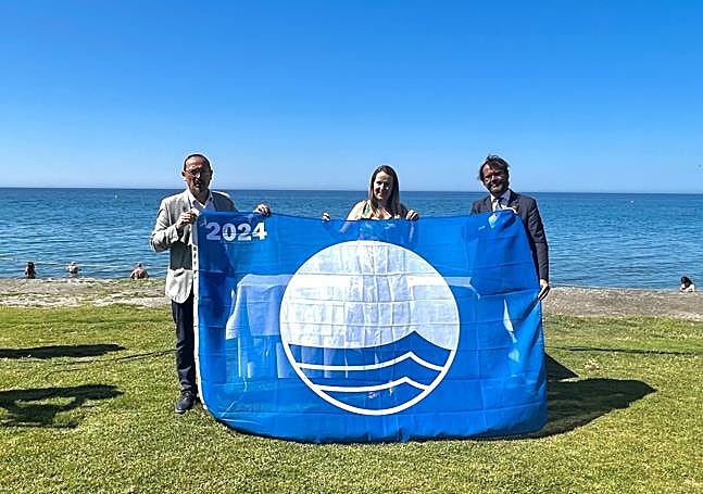 La alcaldesa de Gualchos-Castell de Ferro, Toñi Antequera recogiendo la nueva bandera para la Playa de Cambriles.