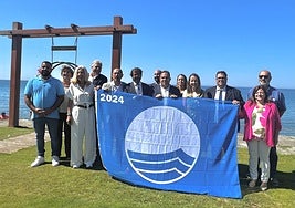 Alcaldes y alcaldesas de los municipios costeros, junto a Fernando Egea y Antonio Granados, en el acto de recogida de banderas azules 2024.