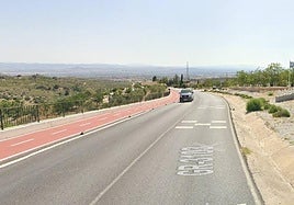 Vista de la GR-3103 donde han ardido unos matorrales.