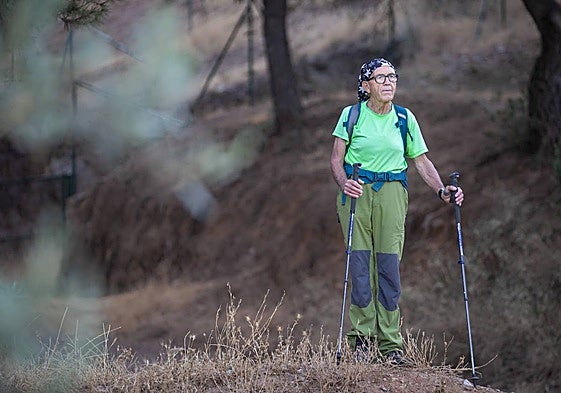 Paco El Montañero, antes de subir al Llano de la Perdiz en una de sus salidas matutinas.