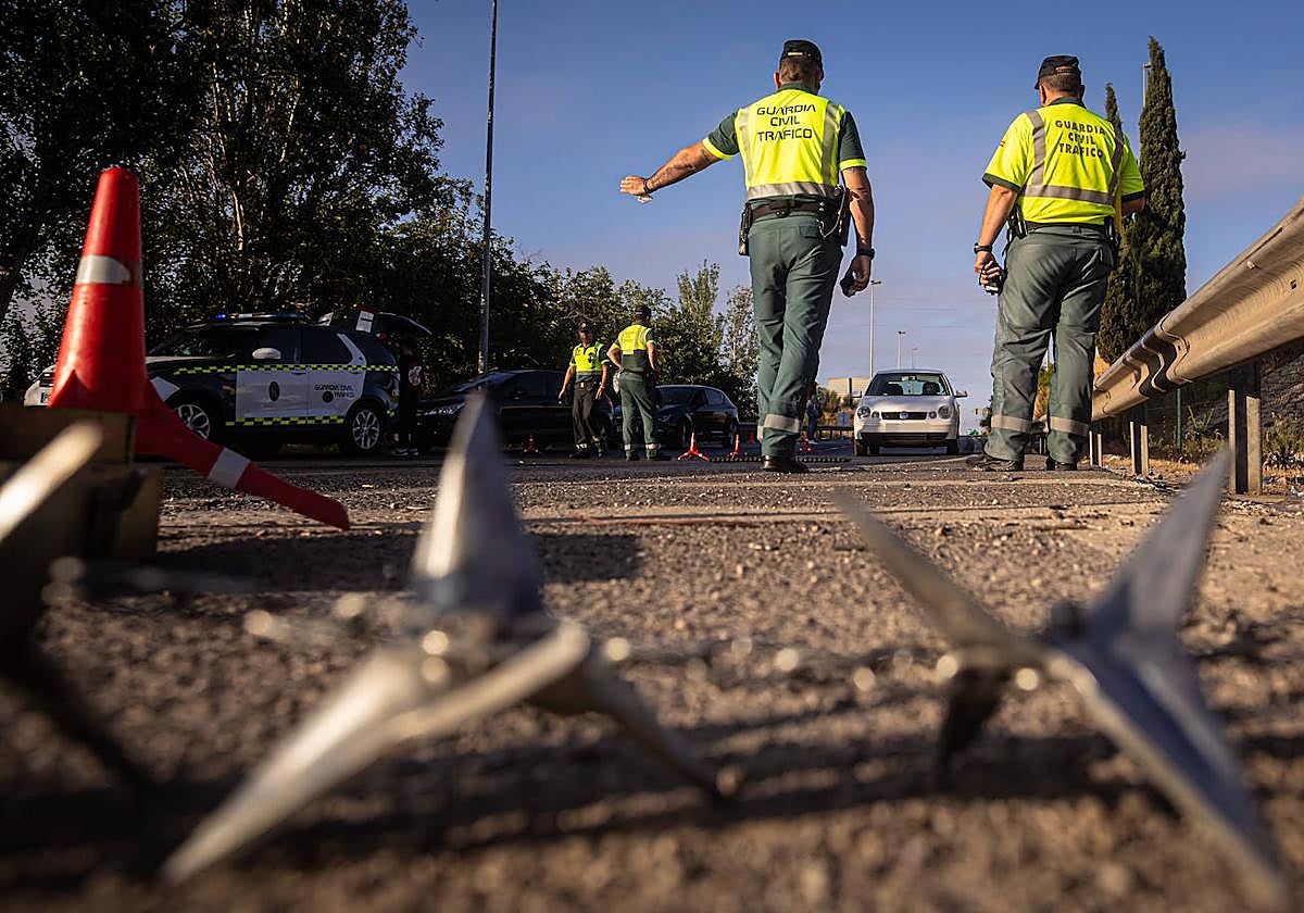 Agentes de la Guardia Civil de Tráfico de Granada durante el control.