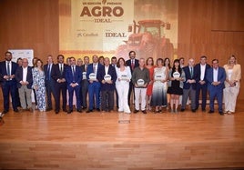 Los premiados posan junto a representantes de IDEAL, CaixaBank y de las instituciones públicas al finalizar la gala.