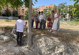 María Espejo durante la visita al campo de voluntariado.