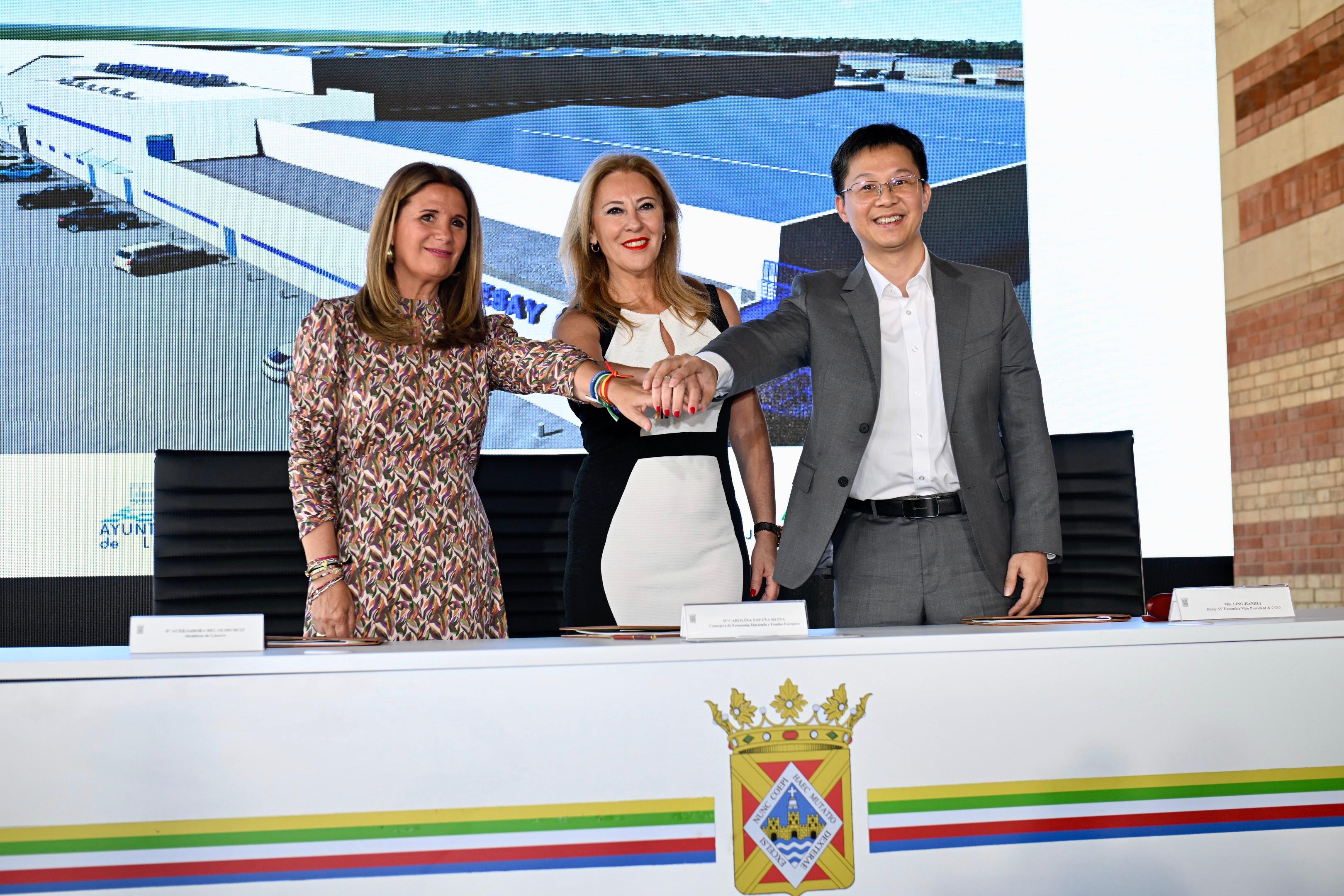 La alcaldesa de Linares, Mª Auxiliadora del Olmo, la consejera Carolina España y el Presidente y CEO de DESAY SV, Gao Dapeng.