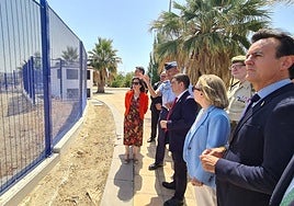 La ministra, Margarita Robles, junto a otros líderes de la provincia, visita los terrenos.