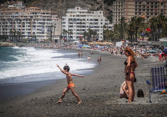 Almuñécar presenta su mejor cara para este inicio del verano.