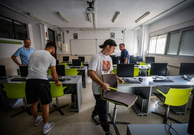 El aula Informática del centro de FP con las nuevas sillas donadas por CaixaBank.